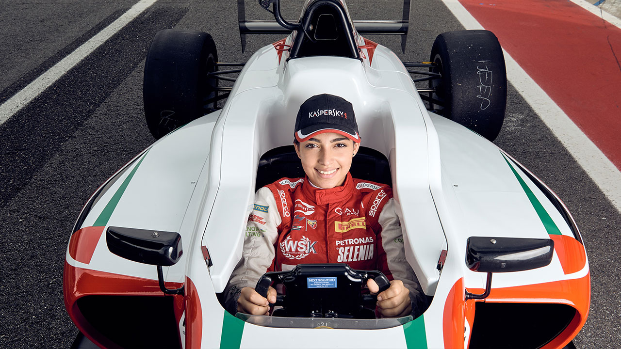 Amna Al Qubaisi: a tu per tu con la prima pilota araba di Formula 4 thumbnail