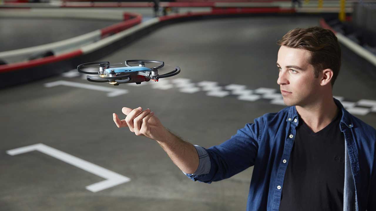 DJI Spark: il drone che si controlla con una mano thumbnail