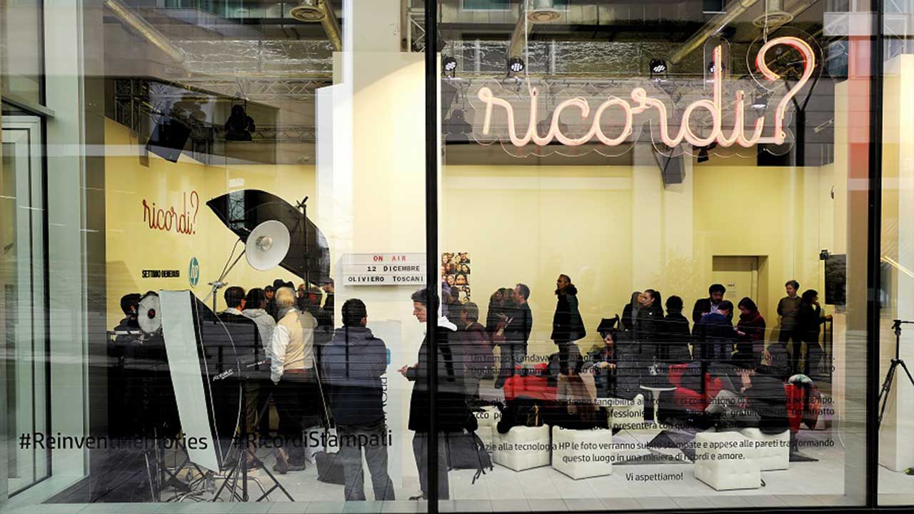 “RICORDI?”: inaugurata a Milano l’esposizione dedicata alle foto stampate thumbnail