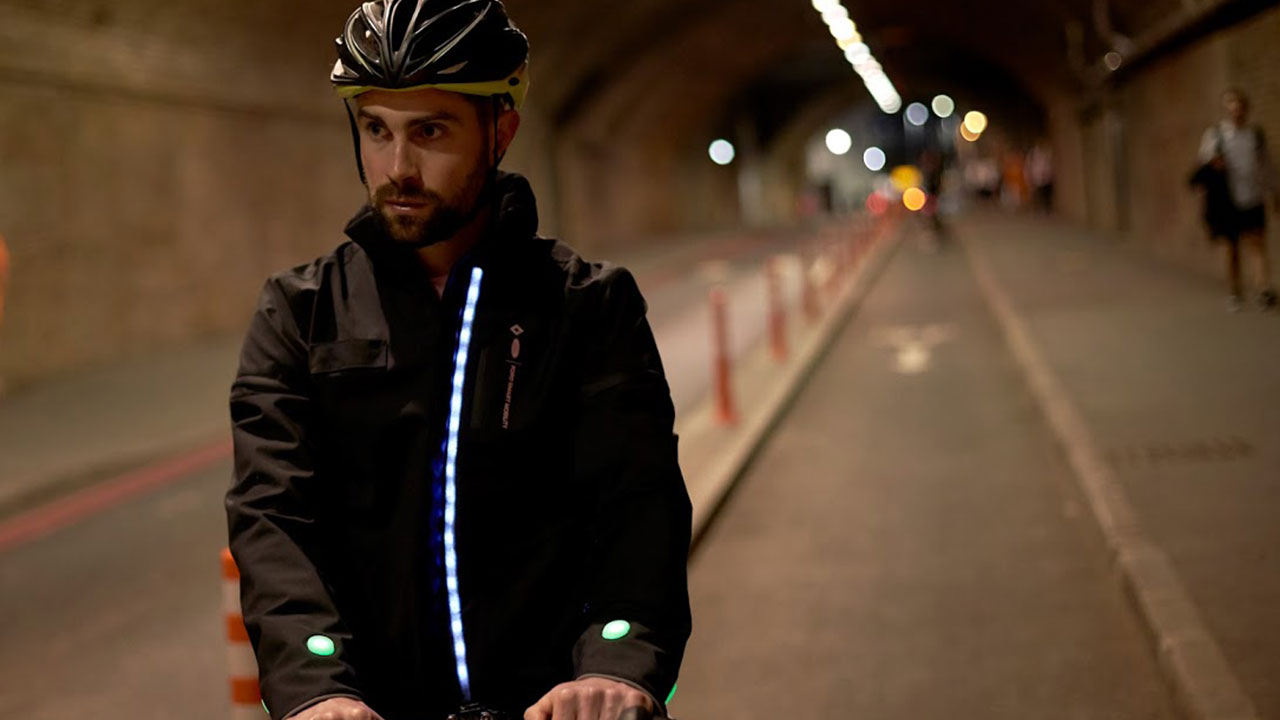 Smart Jacket, la giacca progettata per i ciclisti urbani thumbnail