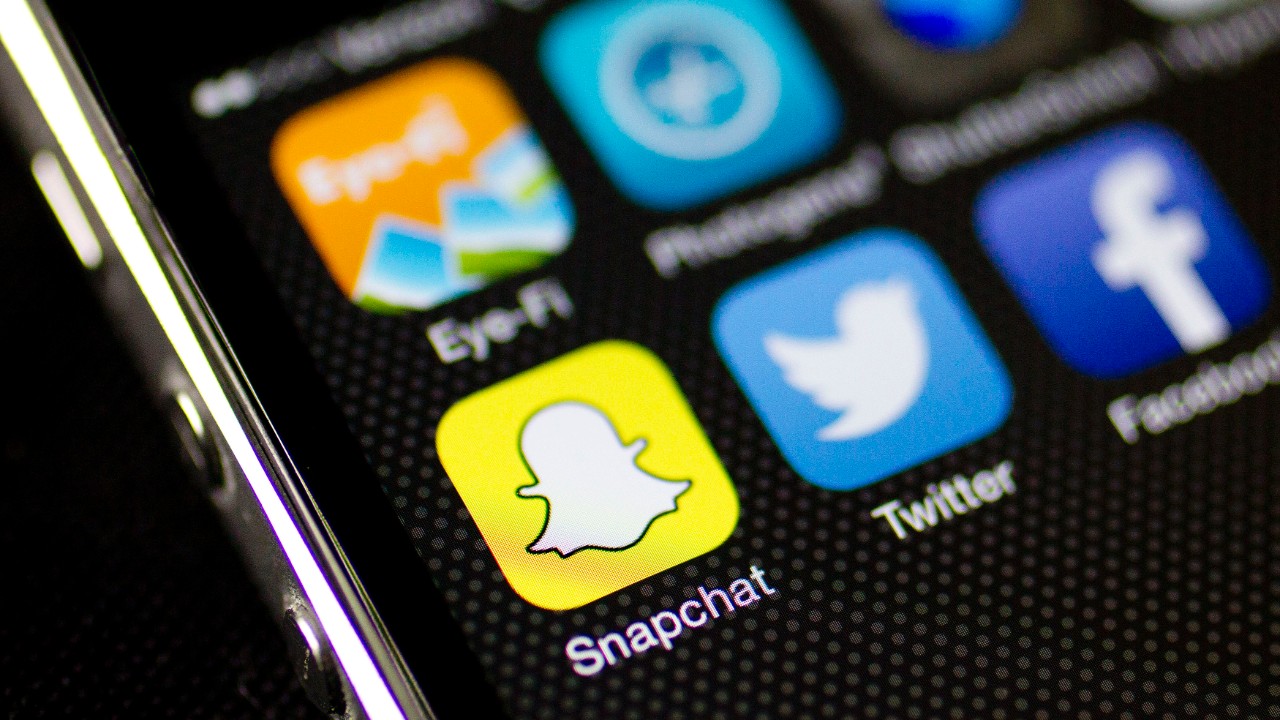 Snapchat aggiunge adesivi GIF dalla libreria di Giphy thumbnail