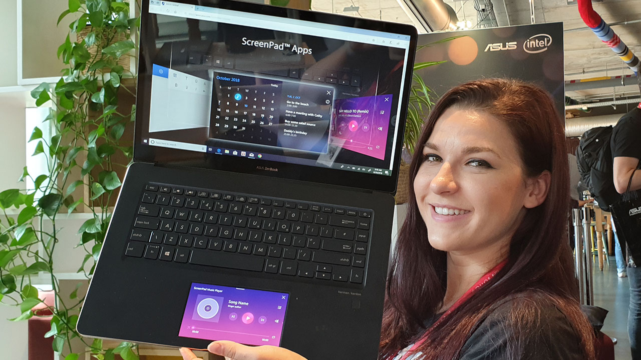 Asus Zenbook Pro 15 ha un "display" ancor più intelligente al posto del touchpad thumbnail
