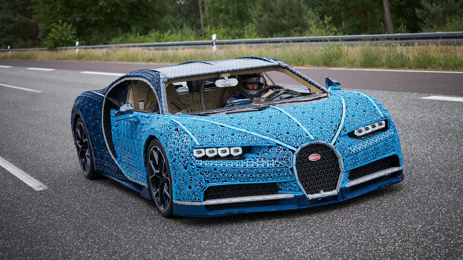 LEGO realizza una Bugatti Chiron in scala 1:1 che si può davvero guidare thumbnail
