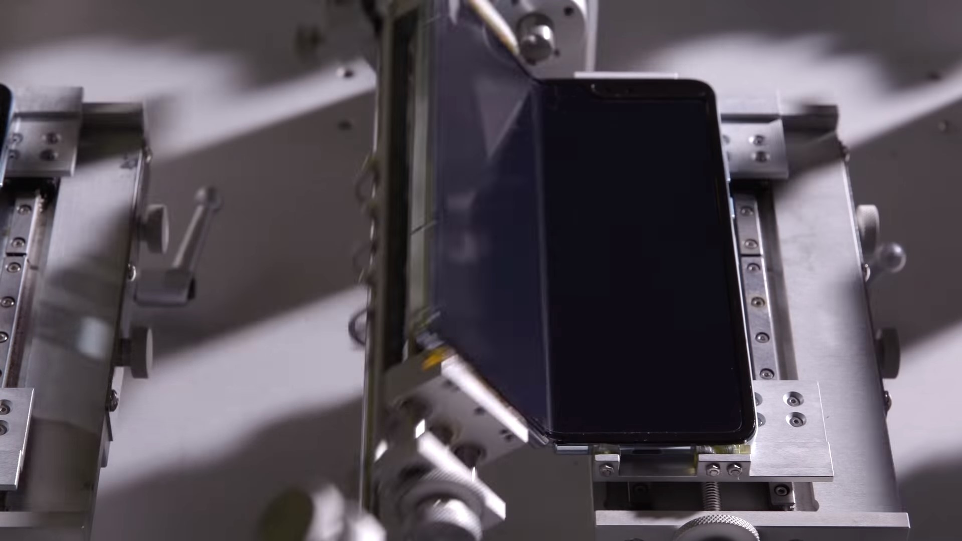 Samsung Galaxy Fold vs Robot: un nuovo video ci mostra i test di piegatura di Samsung thumbnail