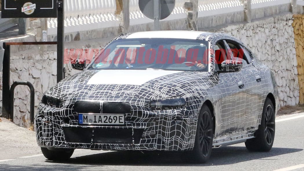 BMW i4: test estivi per l'elettrica bavarese "anti-Tesla Model 3" thumbnail