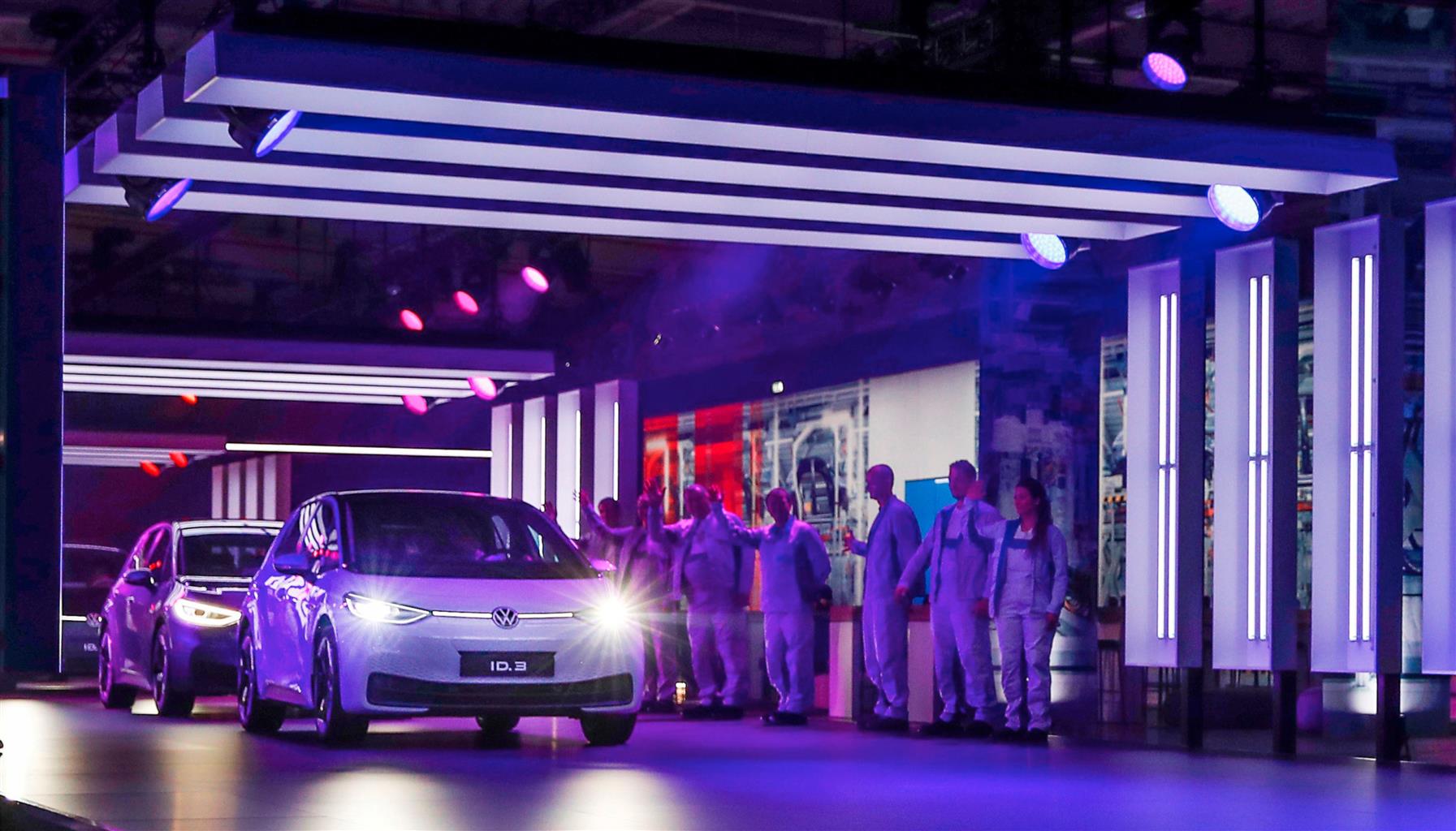 Volkswagen ID.3:  l'auto del popolo si converte all'elettrico con ID.3 thumbnail