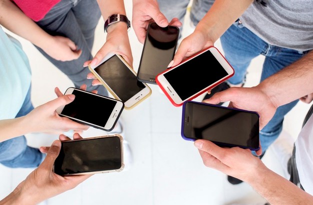 OnePlus: ecco come le varie generazione usano lo smartphone thumbnail