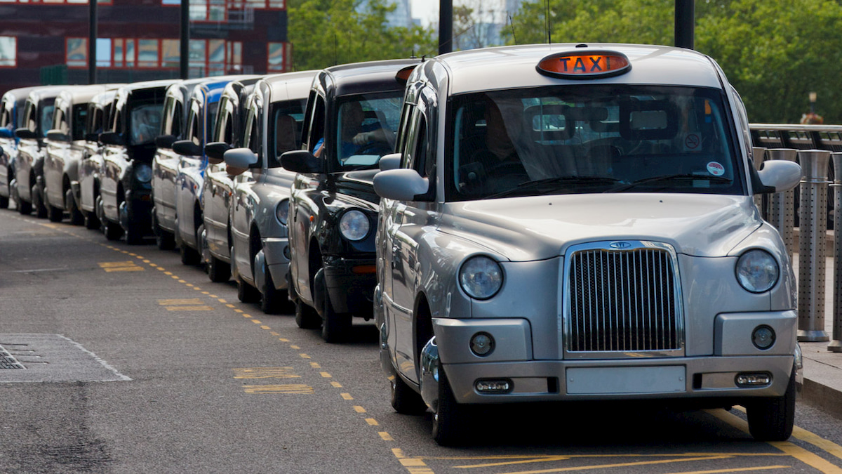 Il governo UK investe sui taxi elettrici con ricarica wireless thumbnail