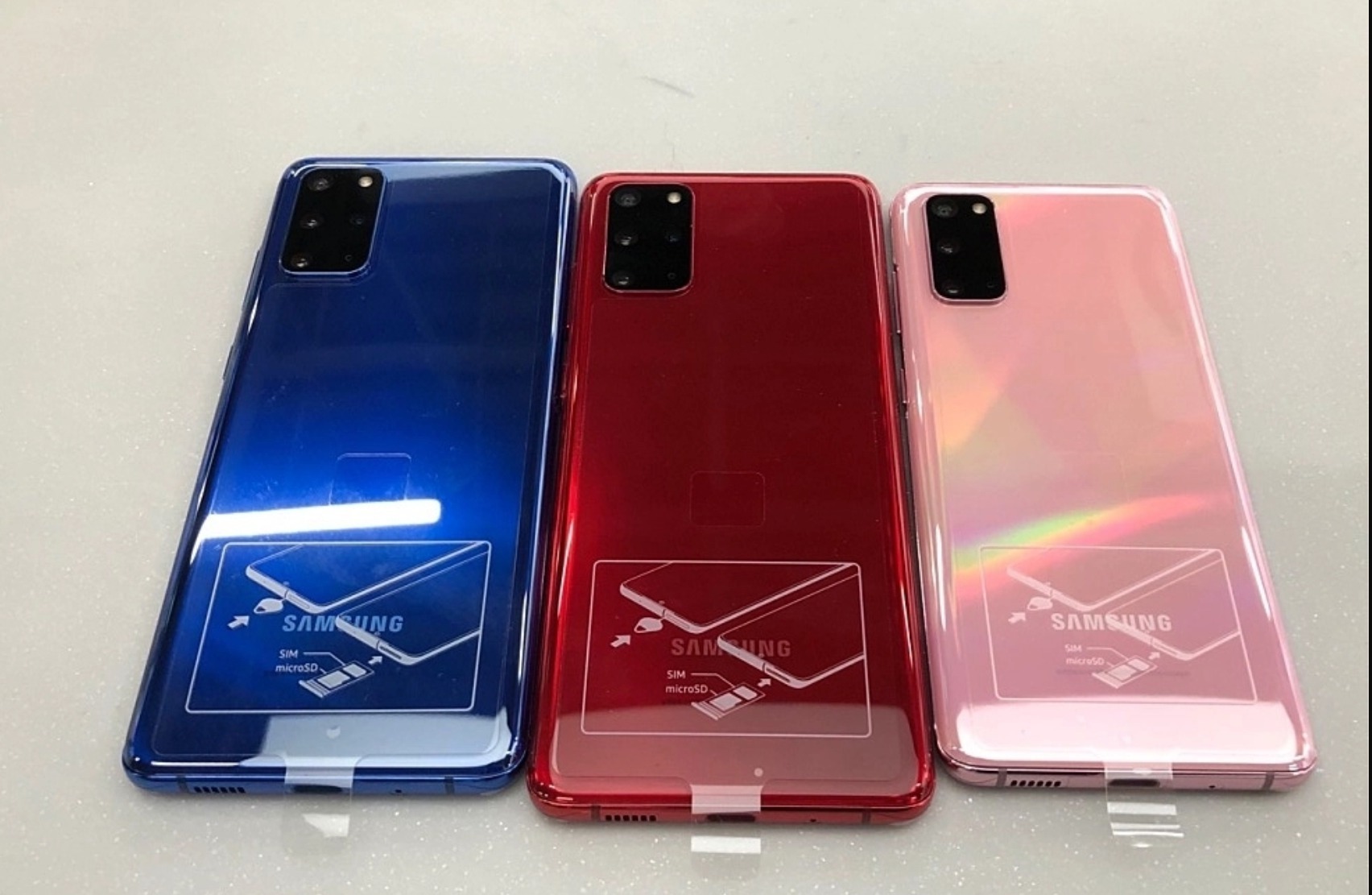 Samsung Galaxy S20 in bianco è attualmente disponibile solo in Corea e potrebbe presto essere affiancato dai modelli blu e rosso thumbnail