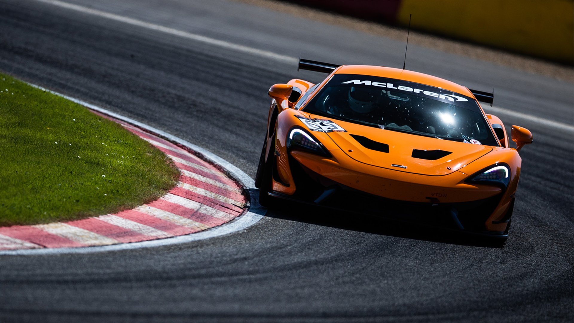 Svelata la serie di cuffie co-branded di Klipsch Audio e McLaren Racing thumbnail