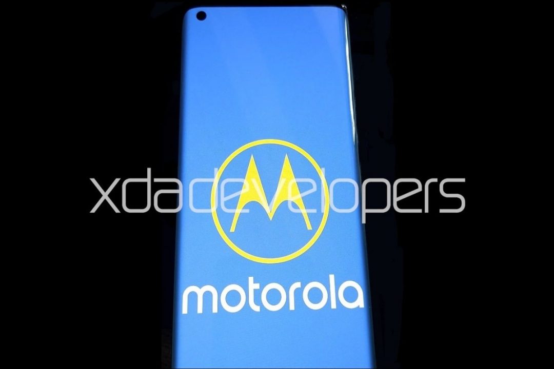 Ecco le caratteristiche di Motorola One 2020: che display! thumbnail