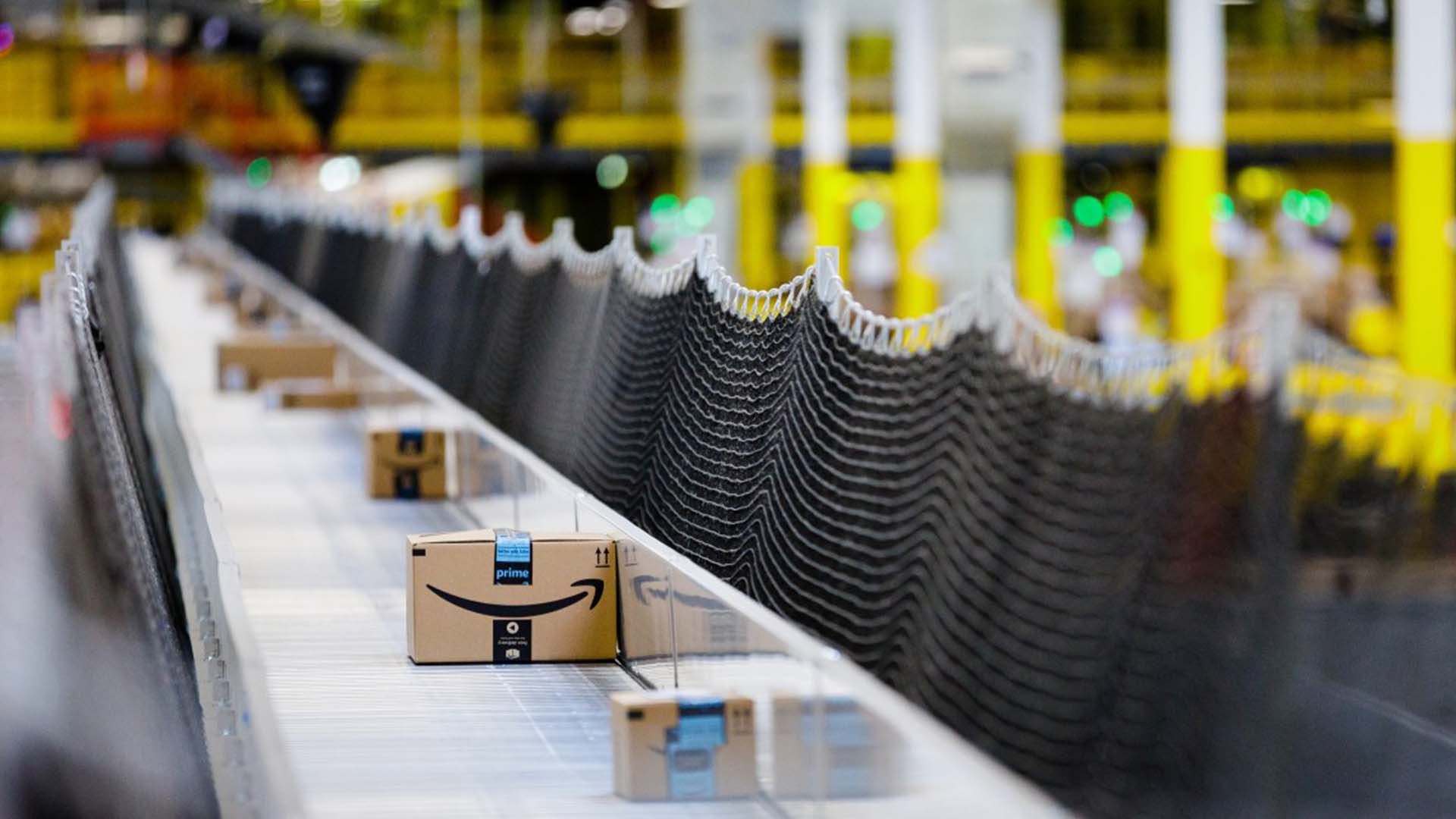 Amazon sospende spedizioni: consegne solo per beni di prima necessità thumbnail
