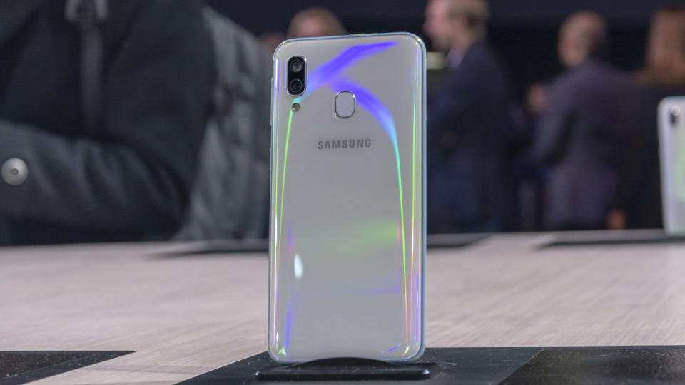 Smartphone Samsung in offerta: Galaxy A40 scontato di 90€ thumbnail
