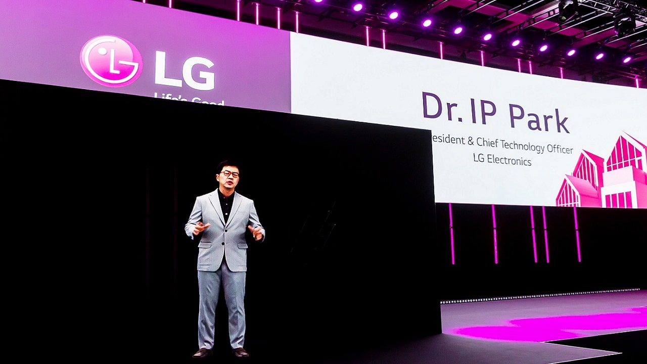 LG mostra la sua idea di futuro sul palco dell'IFA 2020 con ologramma thumbnail