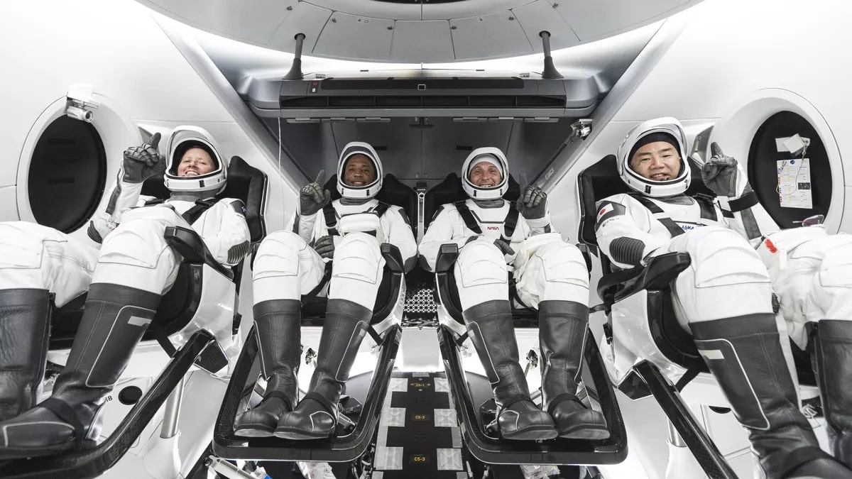 lancio spacex crew dragon astronauti-min