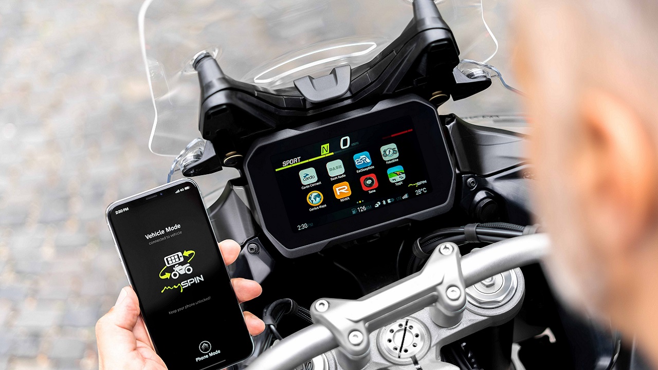 Bosch presenta il primo split screen integrato per le moto thumbnail