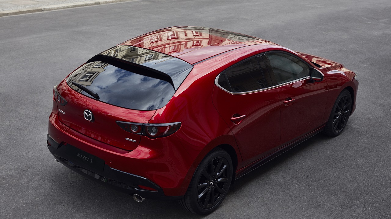Angolo posteriore di Mazda 3 2021 con colore Soul Red