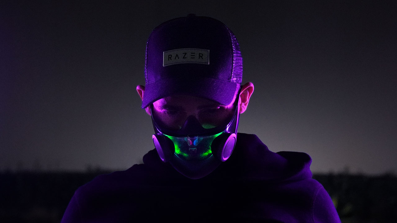 La mascherina tech di Razer con microfono, speaker e LED RGB thumbnail