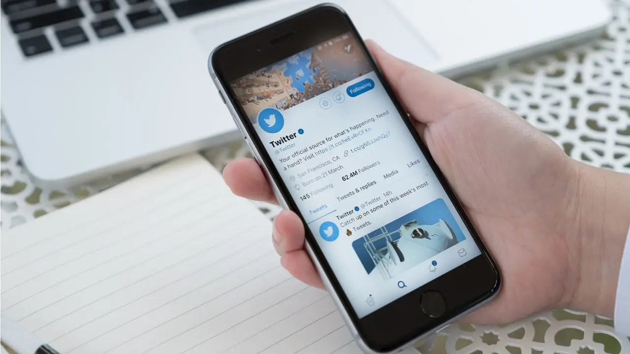 Twitter collabora con due siti di notizie per contrastare la disinformazione thumbnail