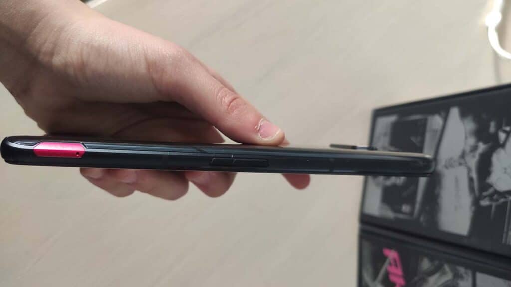Asus ROG Phone 5 Pro recensione lato (2)