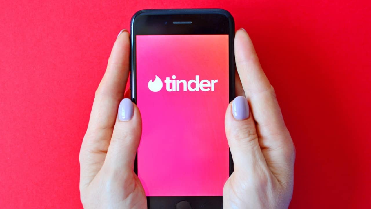 Tinder collabora con Lisa Stardust: ecco cosa accadrà questa estate thumbnail