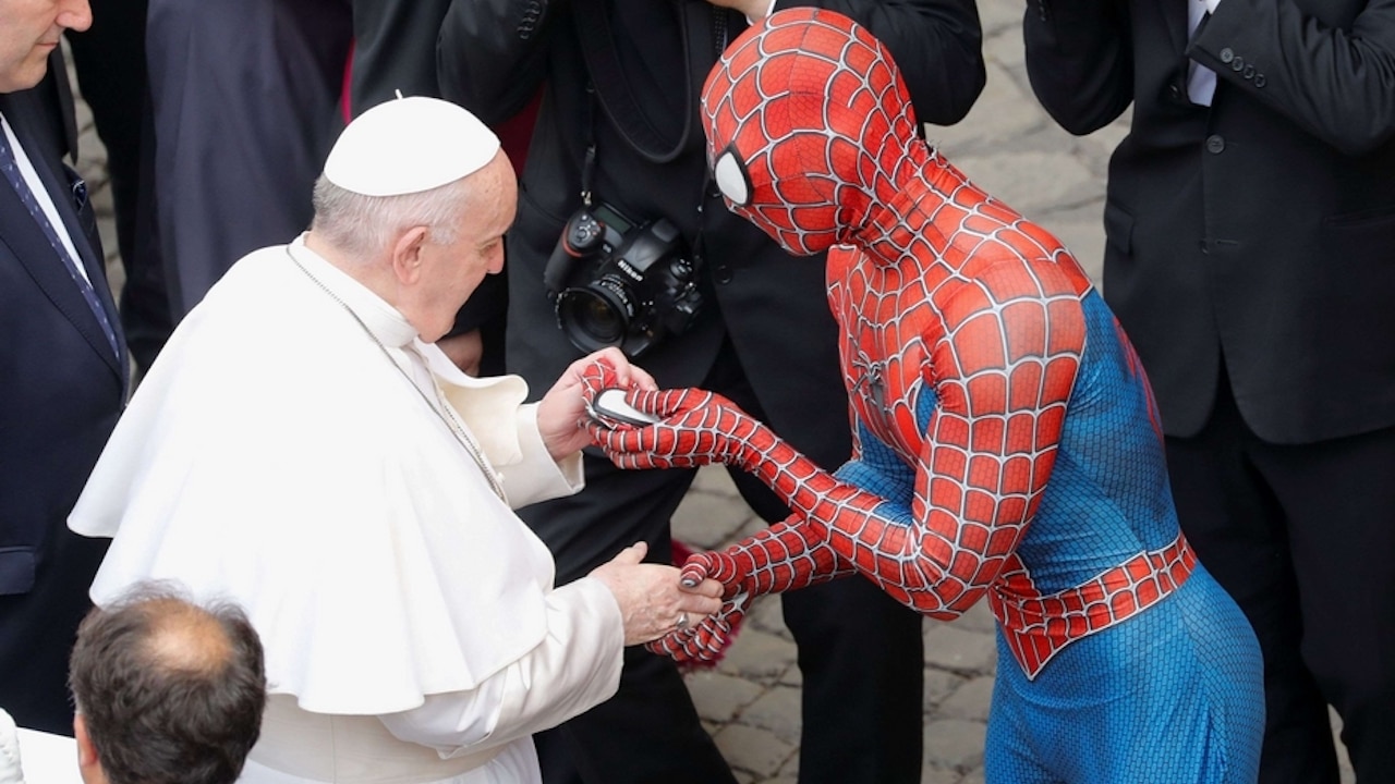 All'udienza del Papa c'è anche Spiderman thumbnail