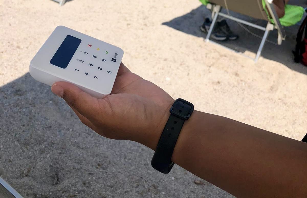 Pagamenti smart in spiaggia: POS e smartwatch sotto l'ombrellone thumbnail