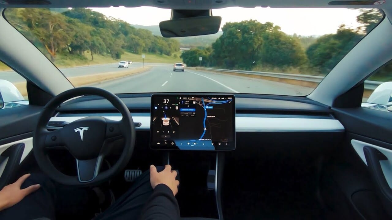 Tesla: arriva la beta del nuovo software di guida autonoma thumbnail