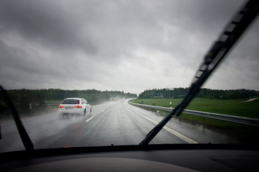 Consigli-viaggio-auto-pioggia