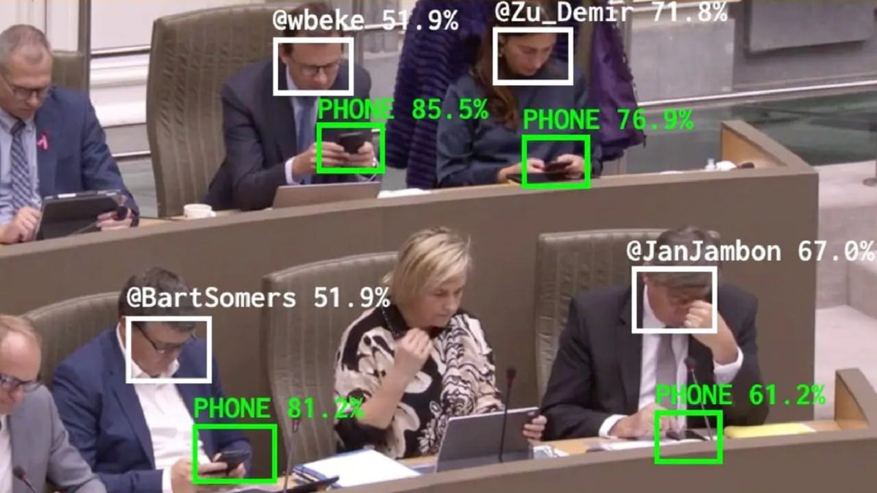 Un bot sgrida i politici che stanno troppo tempo sui loro smartphone thumbnail