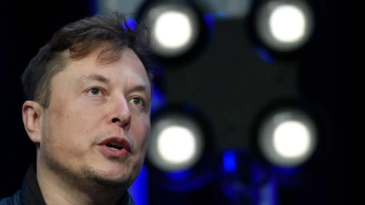 Elon Musk critica Apple per l'App Store e l'uso di cobalto thumbnail