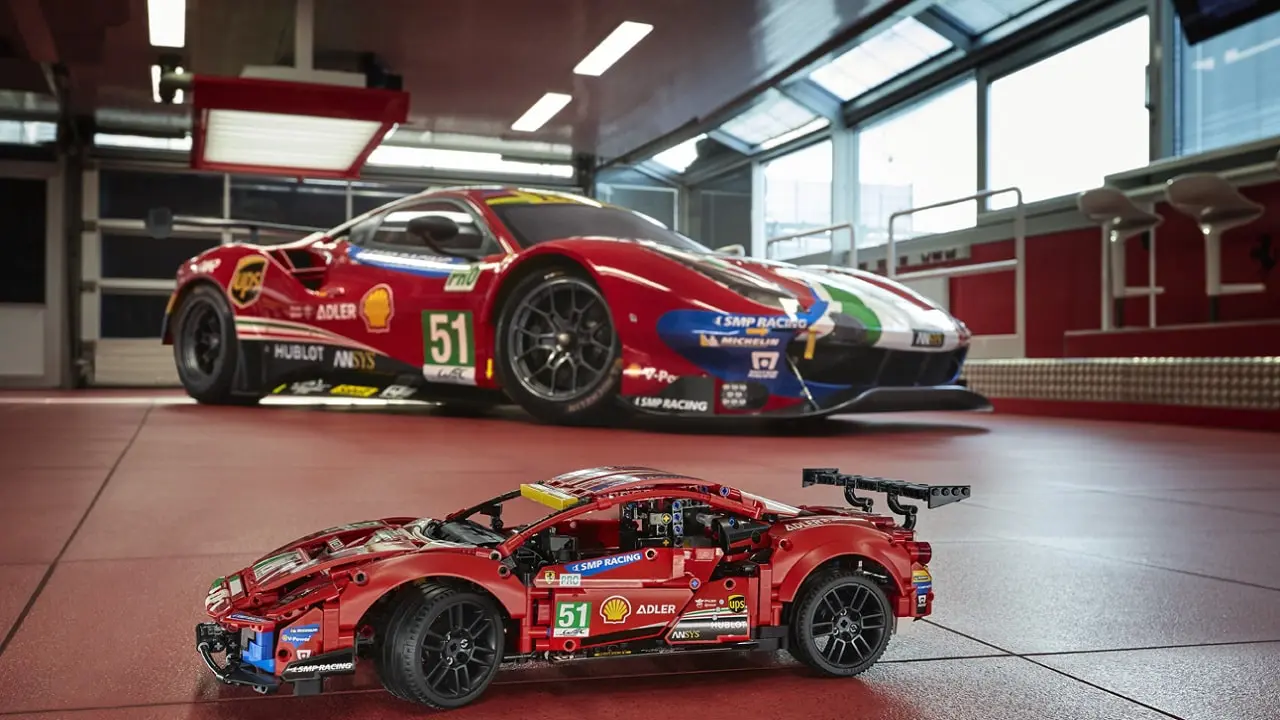 La Ferrari di LEGO supera i 200 all'ora in pista thumbnail