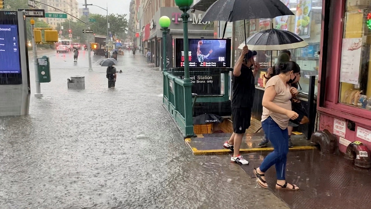 Clima apocalittico negli Stati Uniti: la Tempesta Elsa allaga New York thumbnail