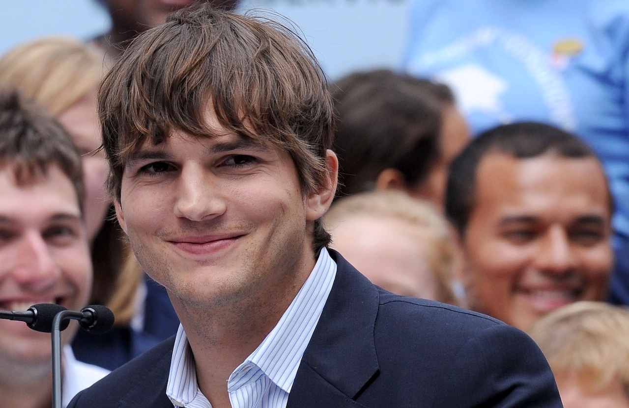 Ashton Kutcher e Reese Witherspoon in una nuova rom-com Netflix thumbnail
