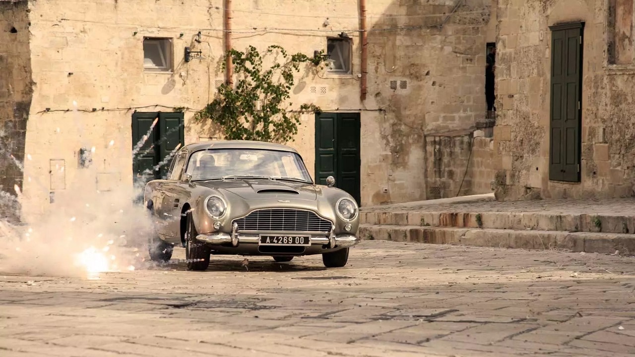 Le 10 auto più memorabili di James Bond, dalla Aston DB5 alla... 2CV! thumbnail