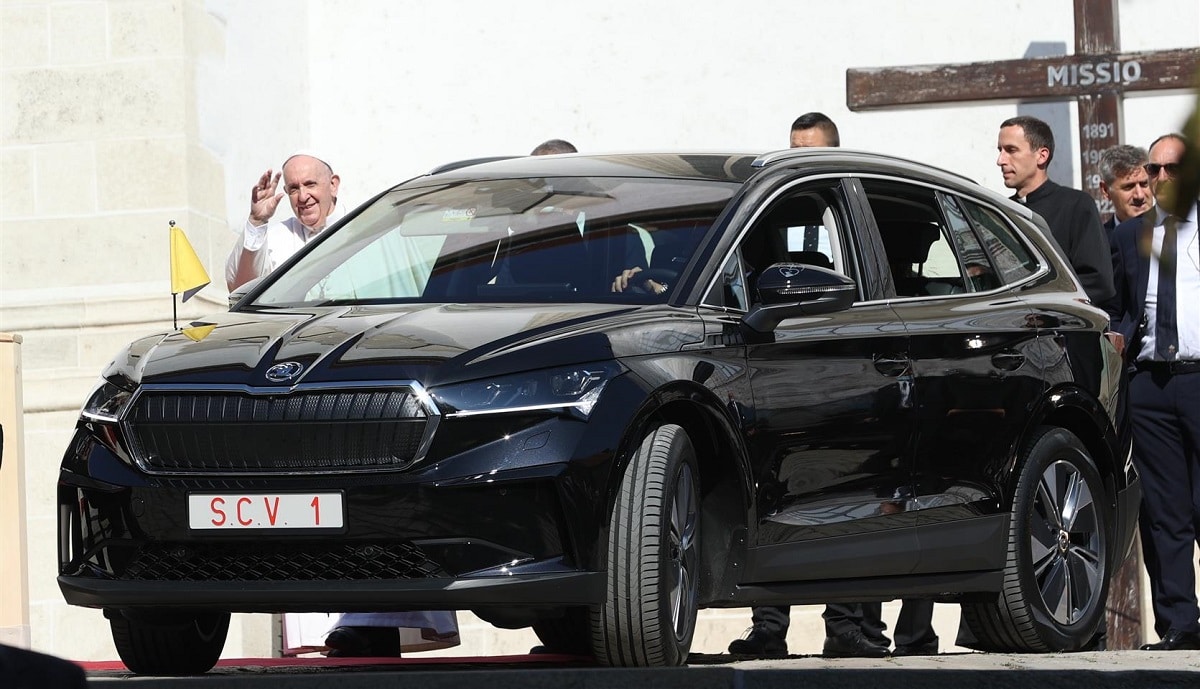 Papa Francesco in visita in Slovacchia con il supporto della Skoda ENYAQ iV thumbnail