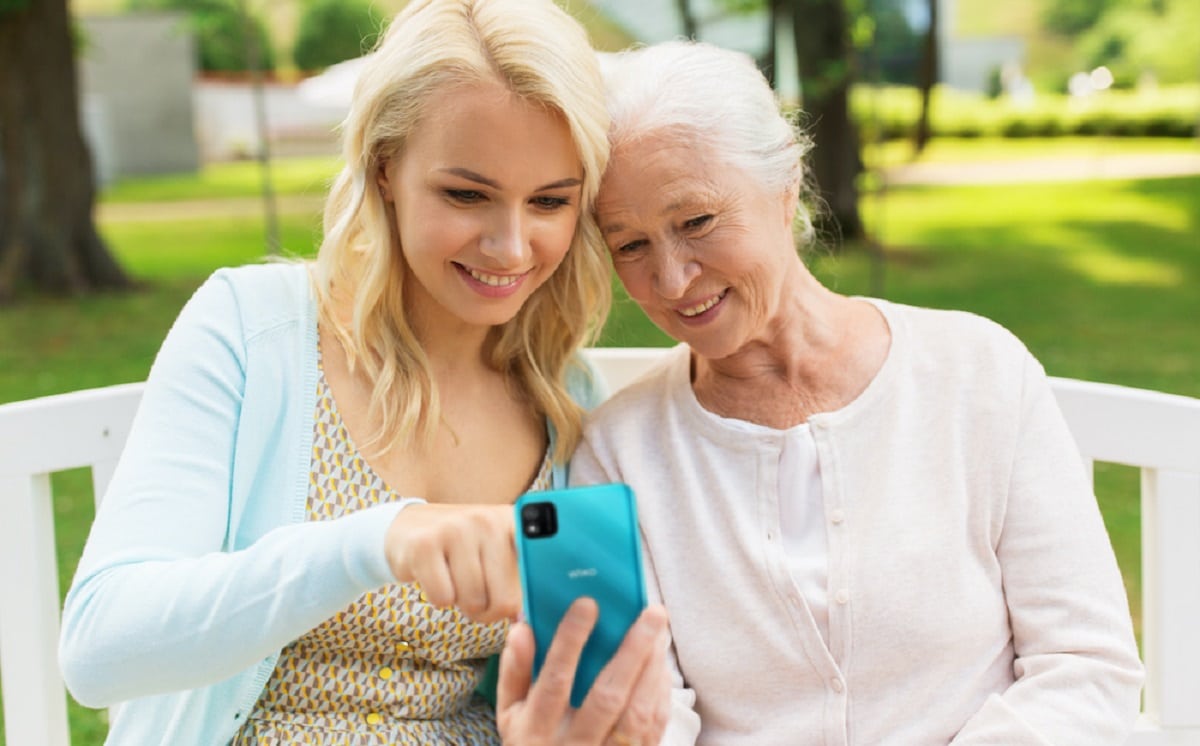 Dispositivi tech per anziani: ecco i più utili thumbnail