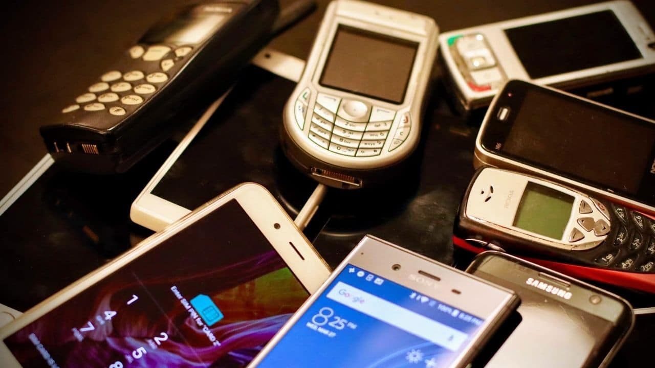 Telefoni usati e vecchi computer: come smaltirli e dargli una seconda vita thumbnail