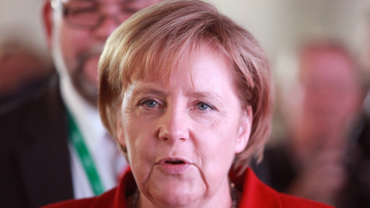 Angela Merkel rifiuta il vaccino: la bufala della settimana thumbnail