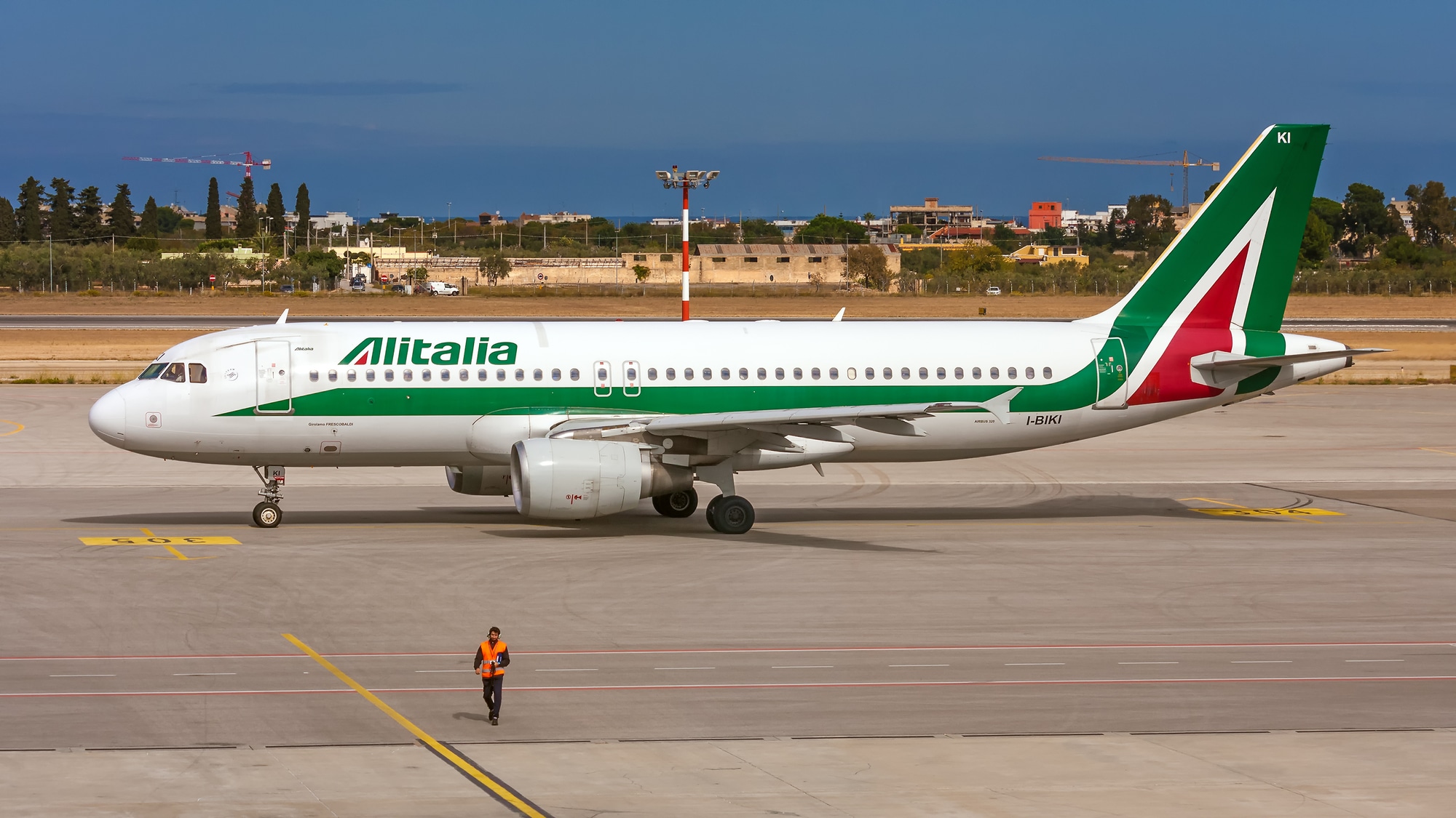 Alitalia diventa Ita Airways: addio allo storico logo dopo 74 anni di storia thumbnail