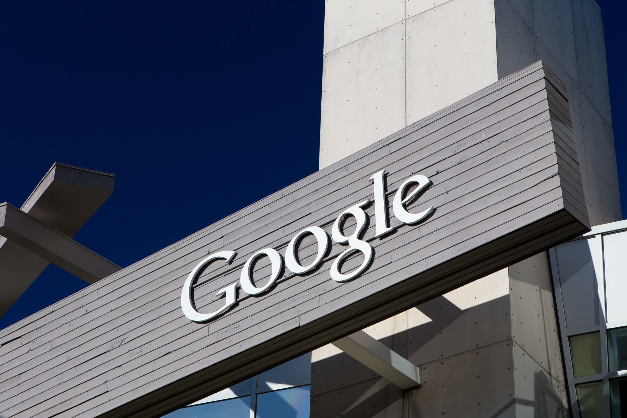 UE conferma la multa di 2,42 miliardi ai danni di Google thumbnail