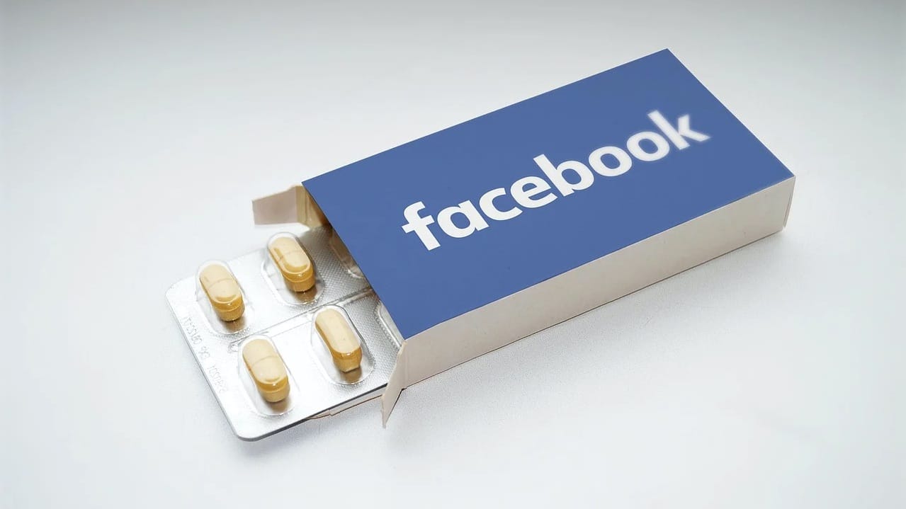 Facebook crea dipendenza a un utente su otto: lo dice una ricerca thumbnail