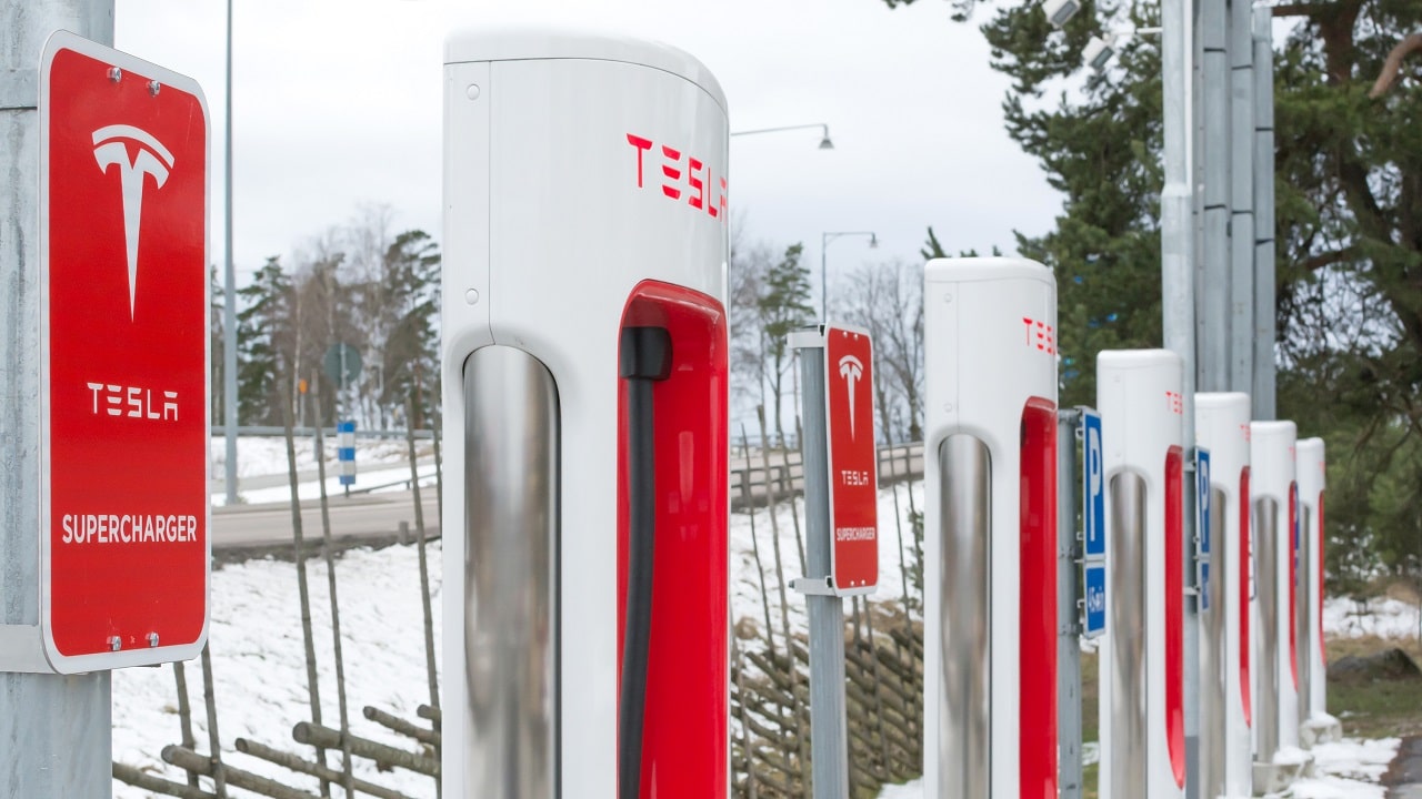 Tesla, i Supercharger "aprono" alle elettriche rivali thumbnail