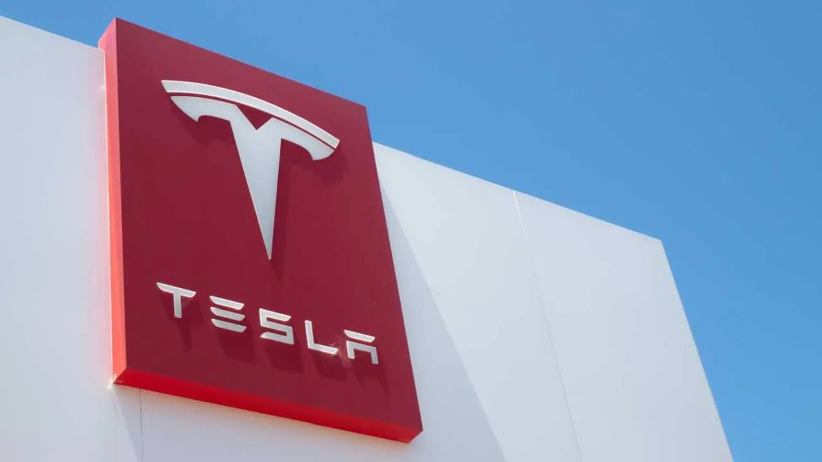 Tesla sotto inchiesta per i videogame in auto thumbnail