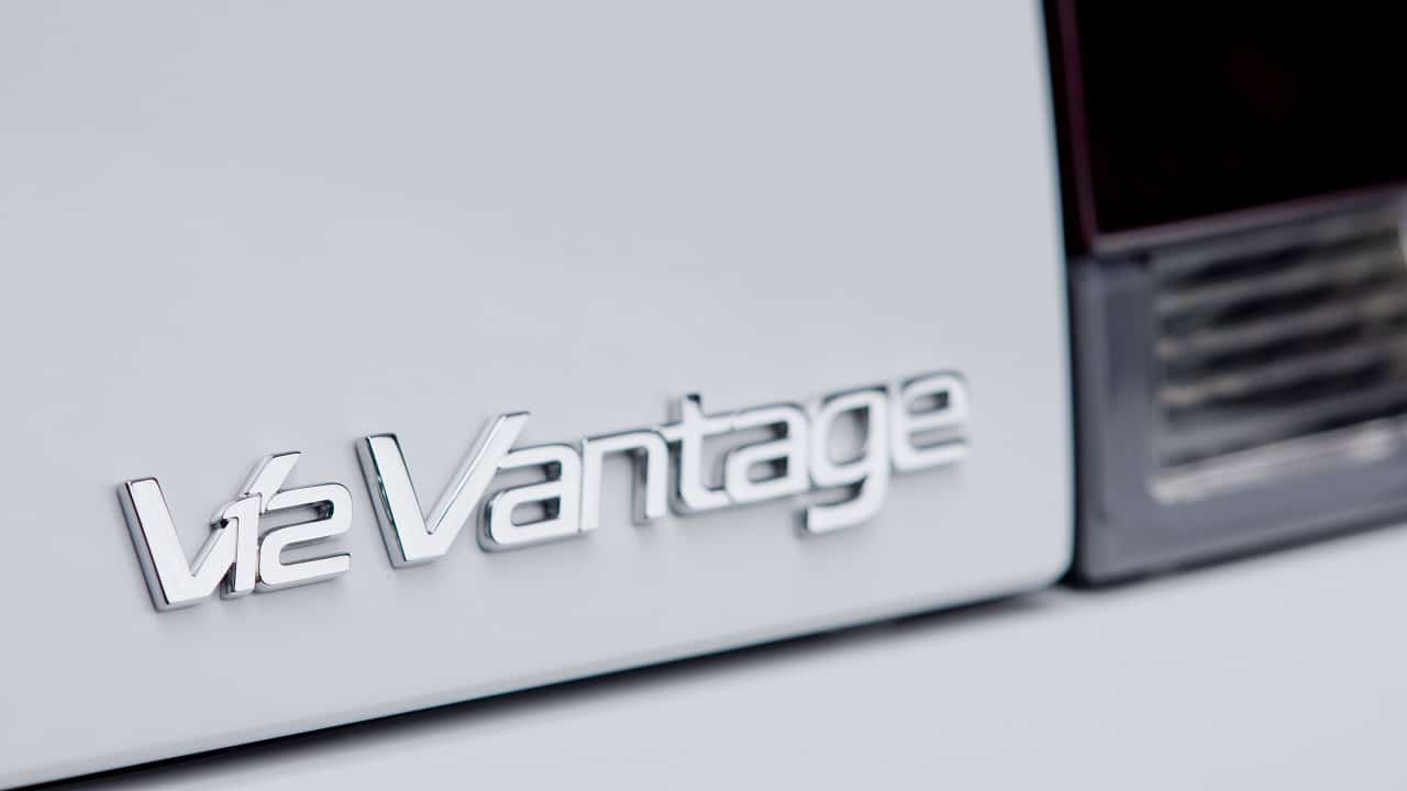 La Aston Martin V12 Vantage sta per tornare thumbnail