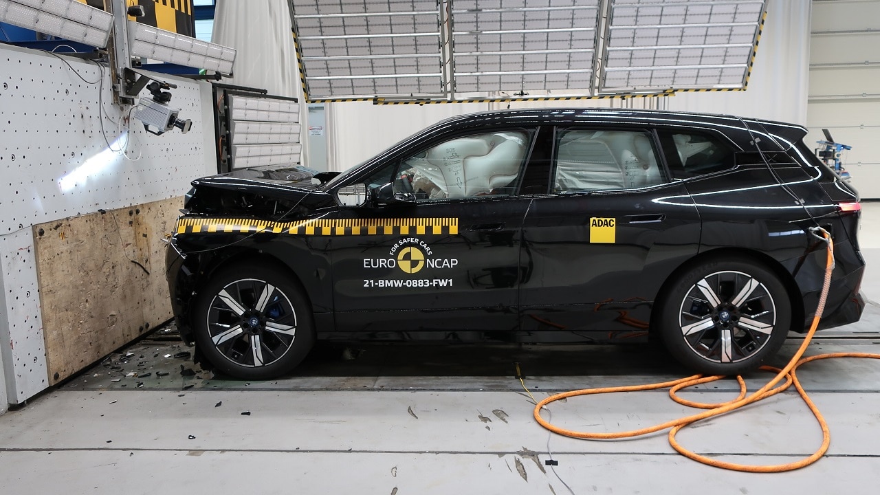 BMW iX, promossa a pieni voti in Sicurezza con 5 stelle Euro NCAP thumbnail