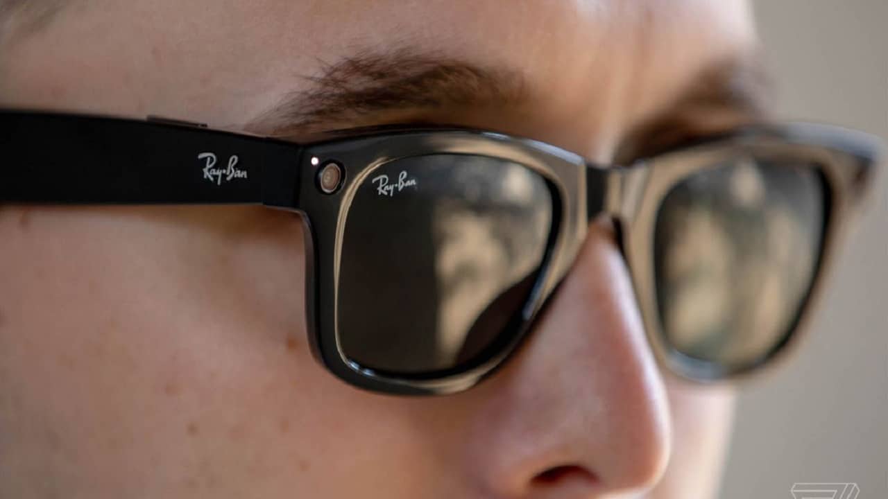 Ray-Ban Stories, gli occhiali social ora con comandi vocali in italiano thumbnail