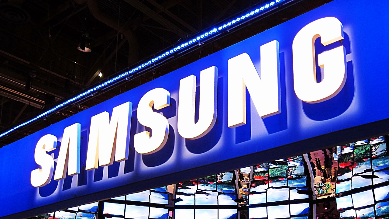 Samsung: smartphone con display che scorre in due direzioni thumbnail