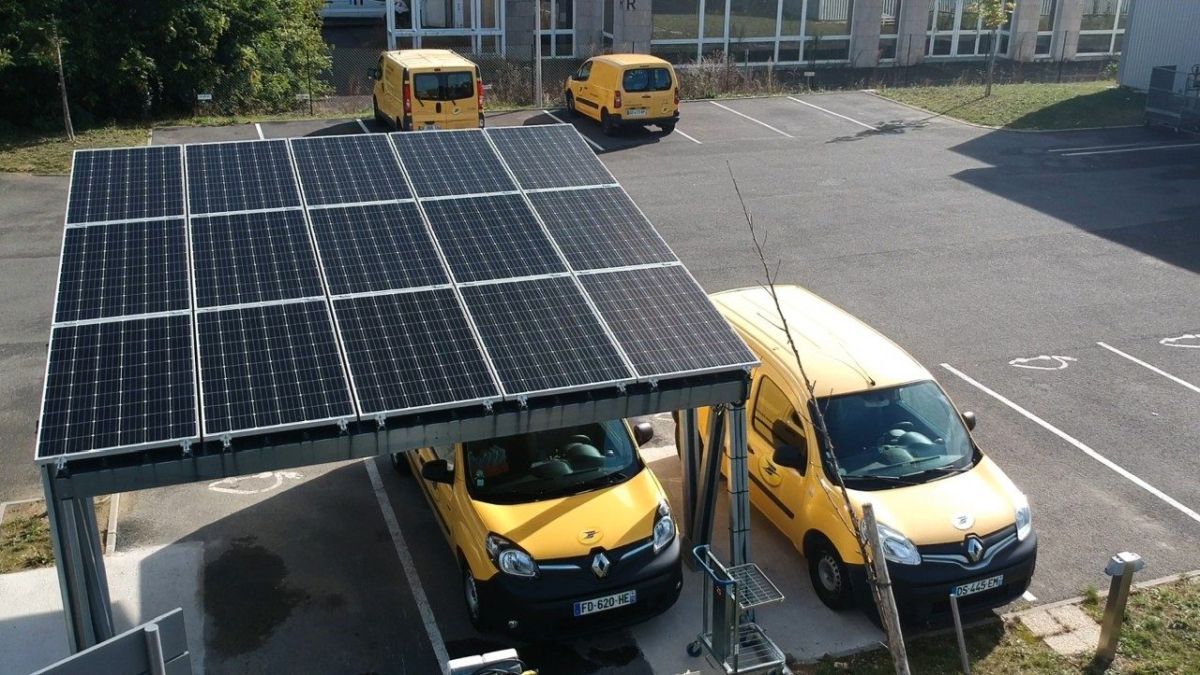 I furgoni elettrici di La Poste si ricaricano con l'energia solare thumbnail