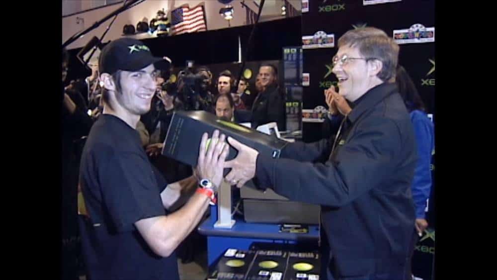 La prima Xbox viene venduta da Gates in persona